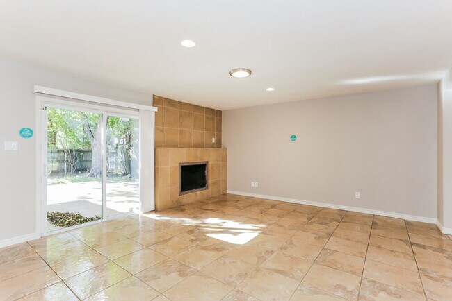 Foto del edificio - 6906 Forestview Dr