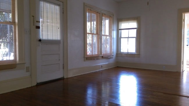 HUGE front bedroom - 307 NW 15th St