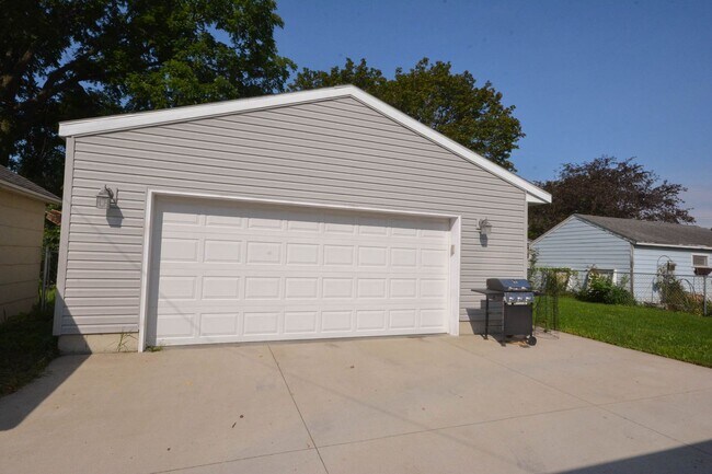 Building Photo - Great NE Rochester Home Near Quarry Hill & Silver Lake!