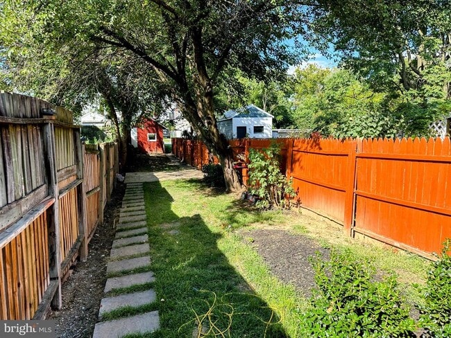 Foto del edificio - 213 E 6th St