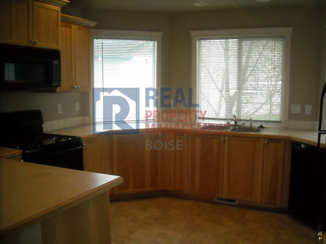 Foto del edificio - Move In Ready 3 Bedroom Single-Family Home...