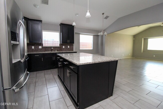 Building Photo - 12741 Tre Maximiliano Ave
