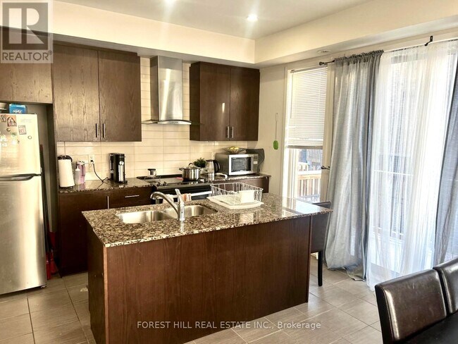 Photo du bâtiment - 142 Salterton Cir