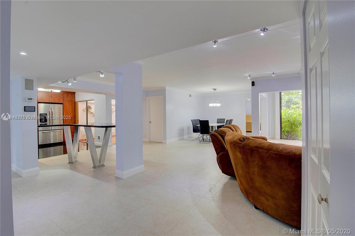 Building Photo - 323 Ives Dairy Rd