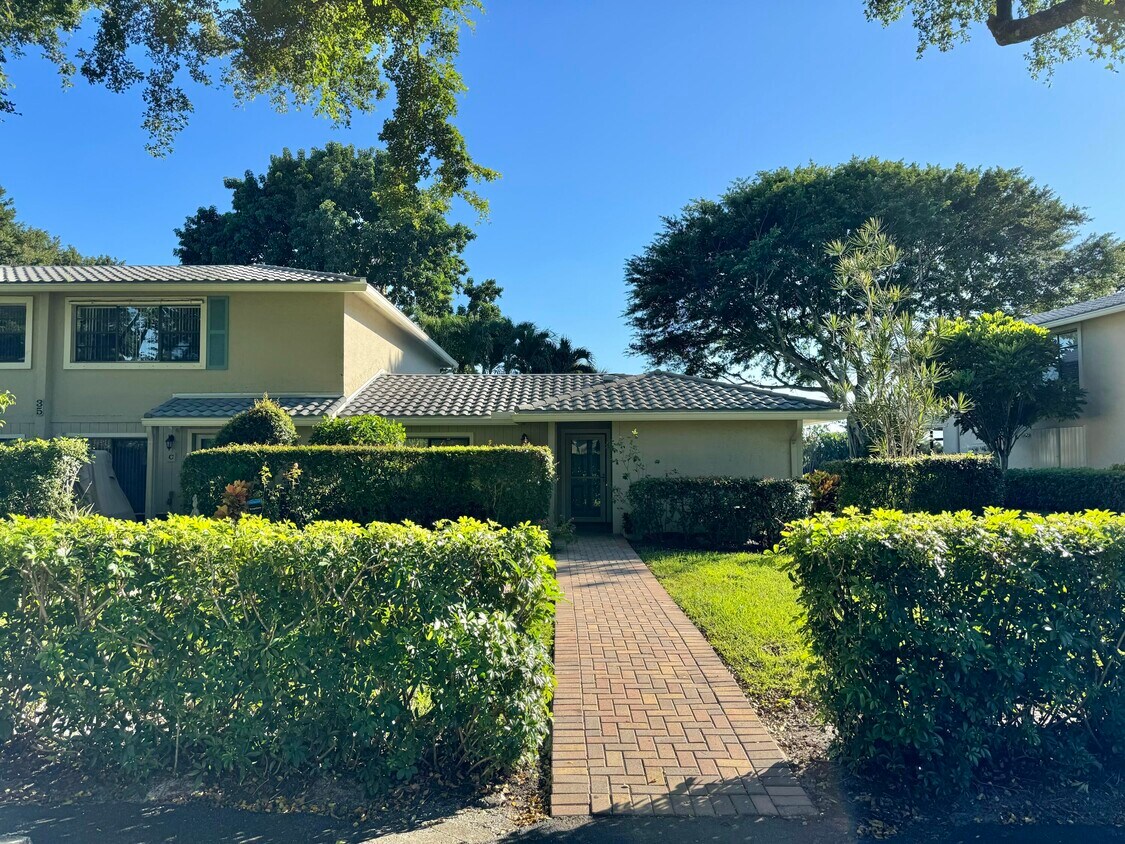 Foto principal - 35 Westgate Ln