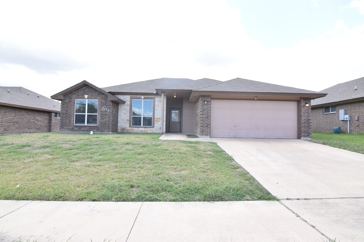 Primary Photo - 204 W Little Dipper Dr