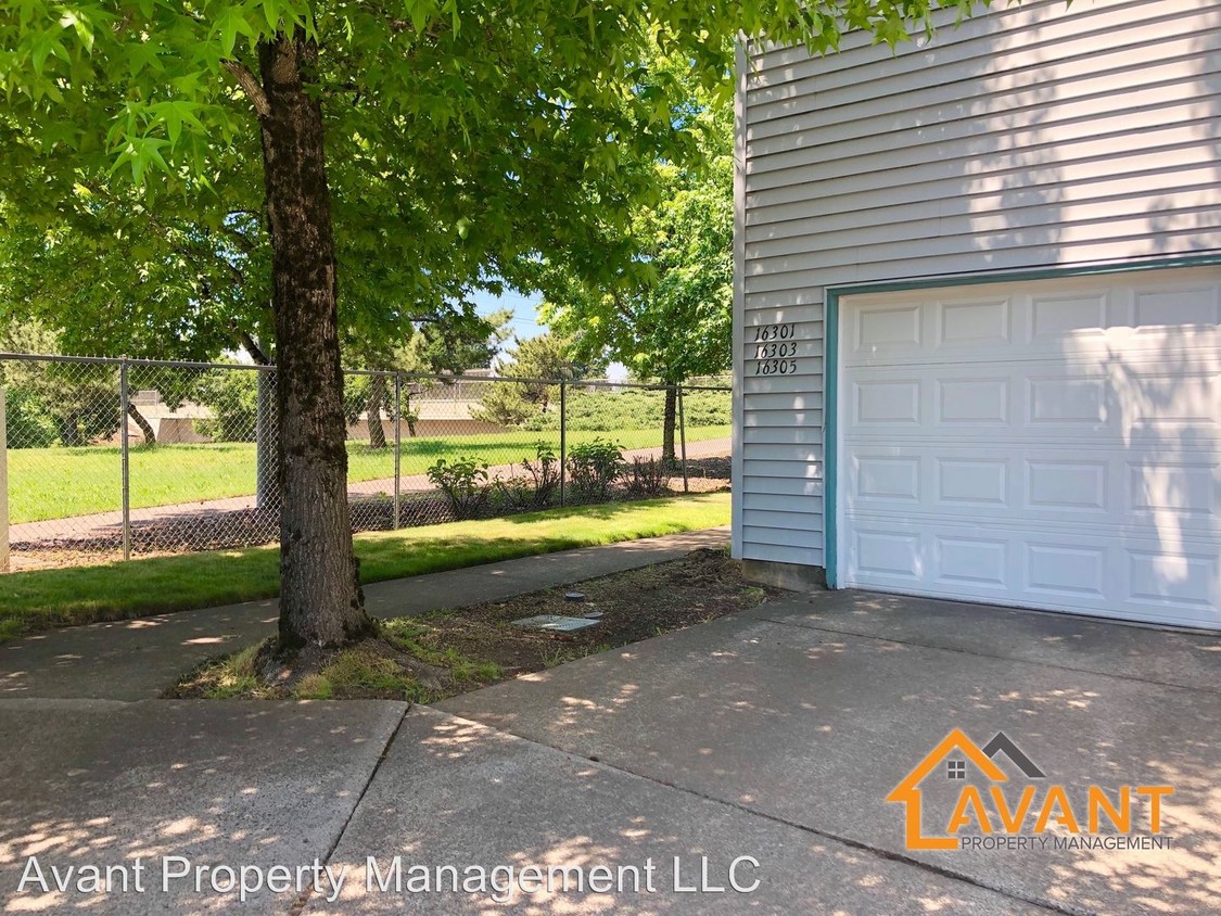 Primary Photo - 2 br, 1 bath Apartment - 16301 NE Russell St
