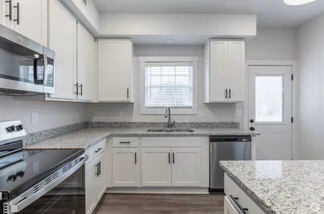 Foto del edificio - 110-A Aviator Cir