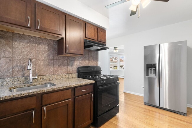 Foto del edificio - 8910 Grand Ave