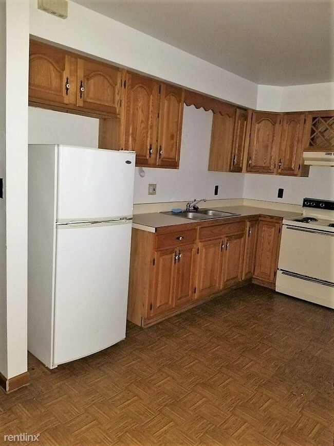 Building Photo - 2 br, 1 bath  - 31 W Front St