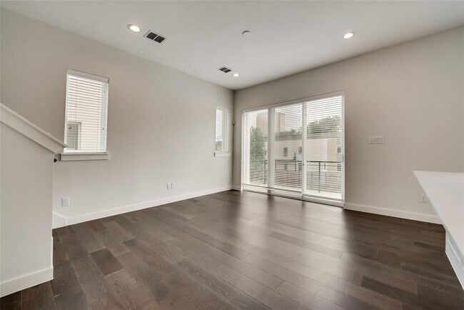 Building Photo - 1518 N Carroll Ave