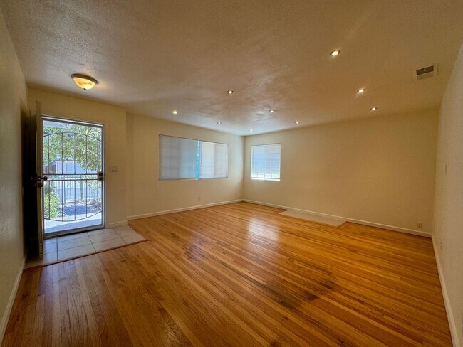 Building Photo - Great central location! Cute home with 3 m...