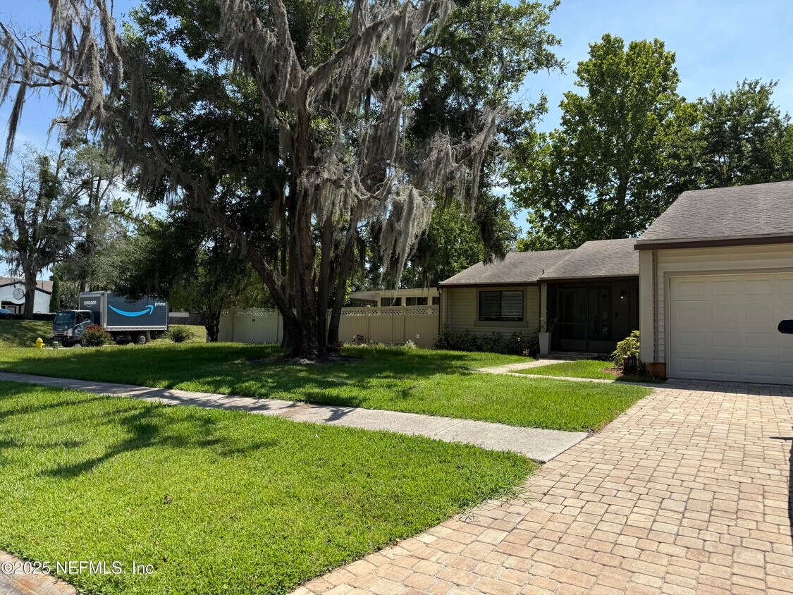 Foto principal - 10511 Tanglewilde Dr W