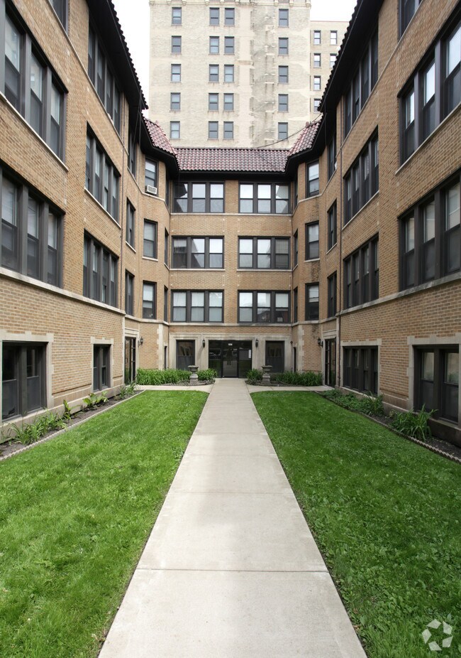 Everett Ave Courtyard Apts Apartments Chicago, IL