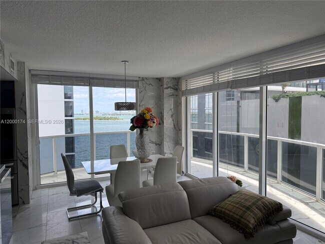 Foto del edificio - 601 NE 23rd St