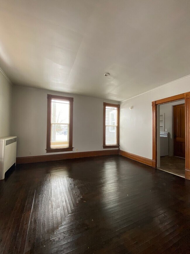 Building Photo - 410 E Madison St