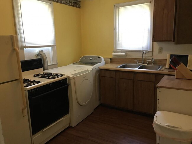 Building Photo - 620.5 Locust Ave Apt A
