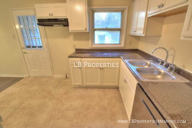 Building Photo - Renovated 3 Bedroom Home in Colonial Acres!
