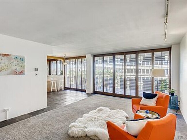 Foto del edificio - 790 N Washington St