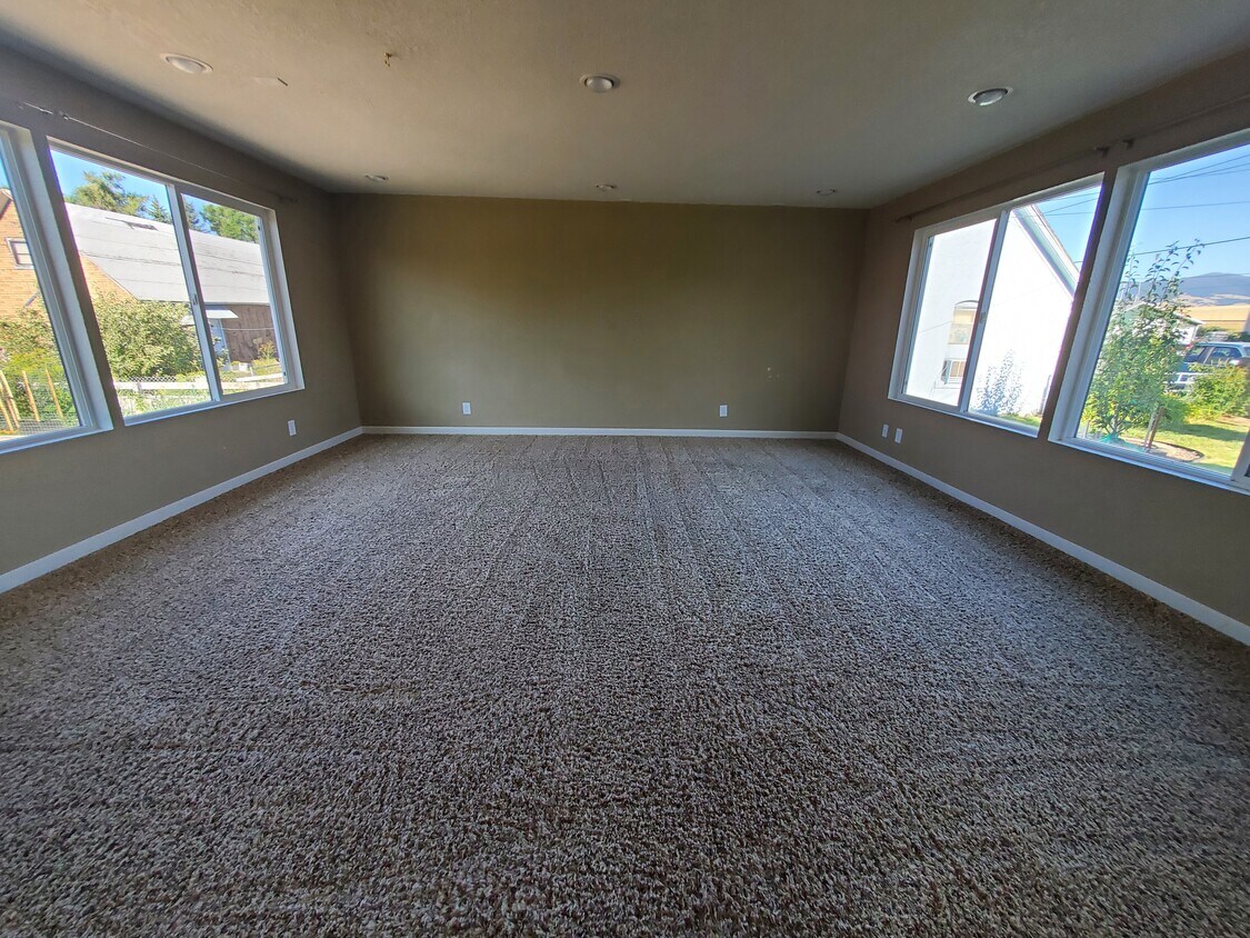 Media/living room - 220 E Pacific St