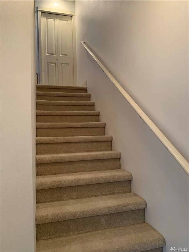 Building Photo - 2Bd/2.25Ba Redmond Townhouse