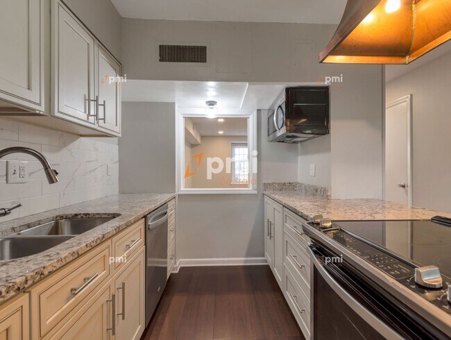 Building Photo - 3083 Colonial Way