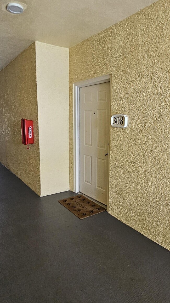 Building Photo - 3019 Alcazar Pl
