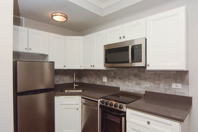 Building Photo - 645 W Wrightwood Ave