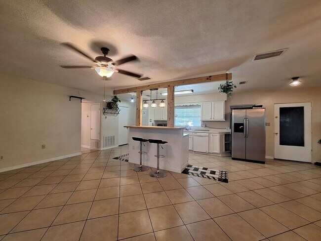 Building Photo - Stylish 4-Bedroom Belle Isle Retreat with ...