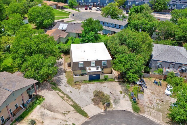 Foto del edificio - 5002 Blue Spruce Cir