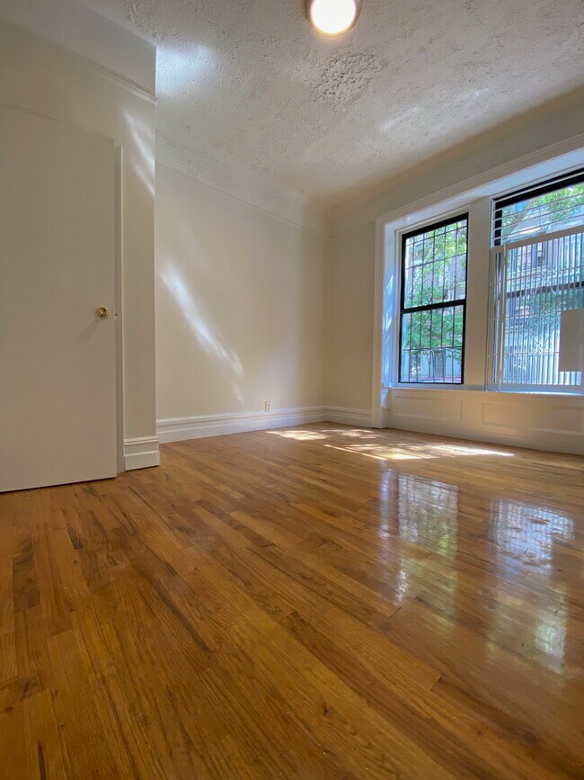 BEDROOM - 981 Amsterdam Ave