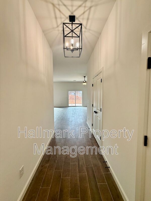 Building Photo - 627 Trails End Dr