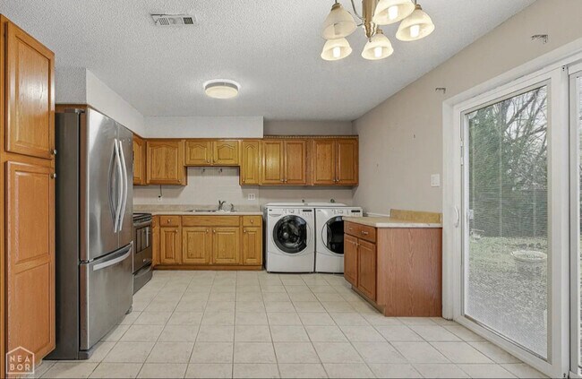 Building Photo - 112 Sparkey Dr