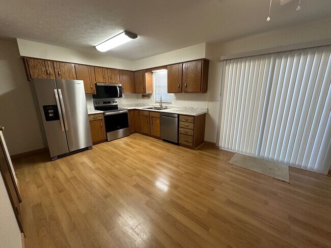 Foto del edificio - SPACIOUS TOWNHOME IN WILLOW TERRACE