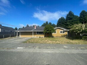 Building Photo - 4590 Excelsior Rd