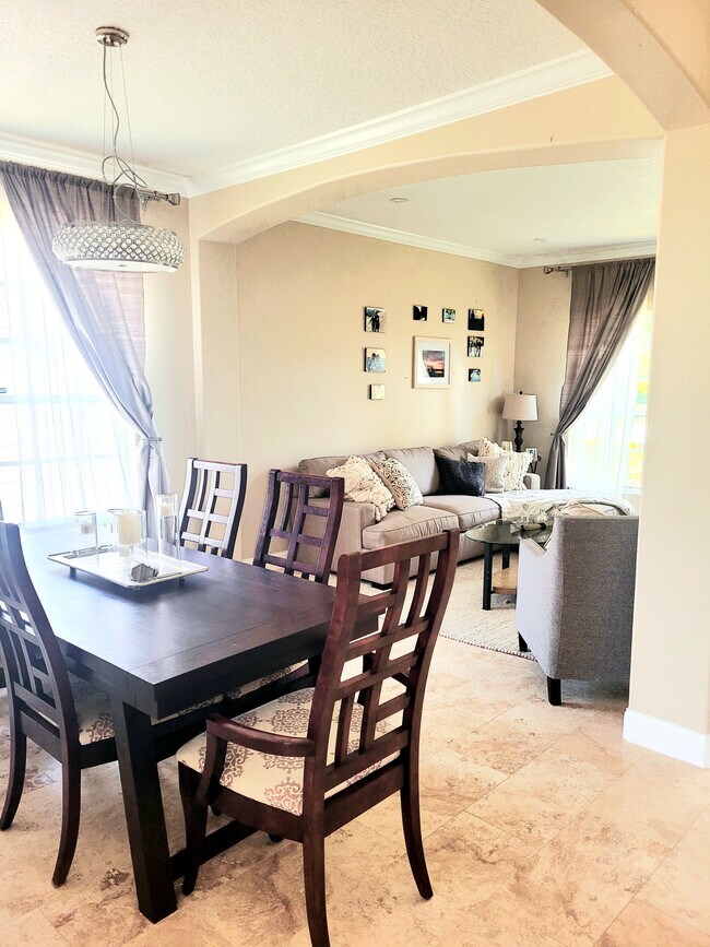 Building Photo - 370 Carriage Way Ct