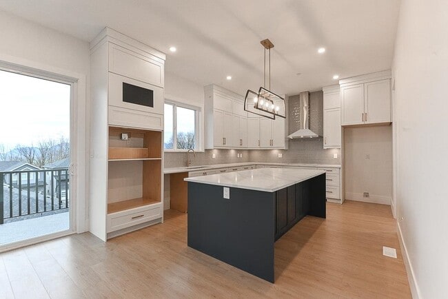 Building Photo - 8573 Forest Gate Dr