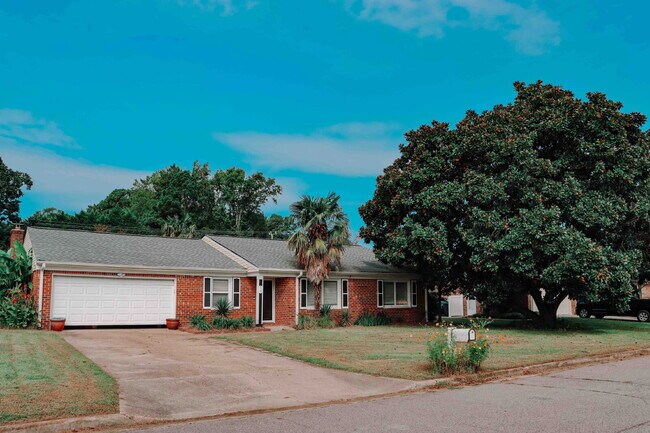 Foto del edificio - "Charming 4-Bed Oasis with Granite Touch & Cozy Fireplace in Virginia Beach!"