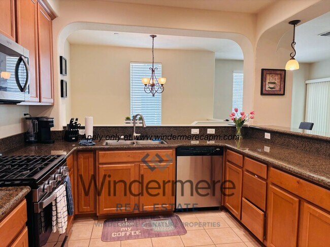 Foto del edificio - Stylish & Spacious 2 bedroom-/1 bath Condo in Astoria at Gateway Oaks!