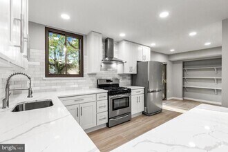 Building Photo - 4921 Sauquoit Ln