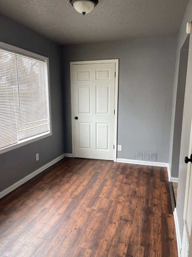 Building Photo - "Charming 2 Bed, 1.5 Bath Apartment in Jon...
