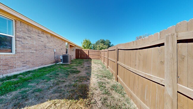Building Photo - 1705 Aztec Trce