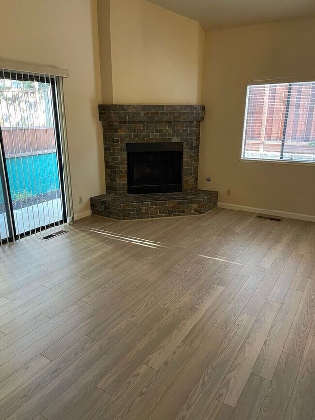 Building Photo - Prime Castro Valley location - 3 bedroom 2...