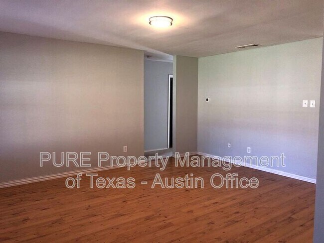 Building Photo - 1404 Meadows Dr