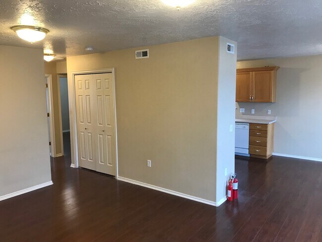 Building Photo - 2 Bed 1 Bath apartment in the popular Cont...