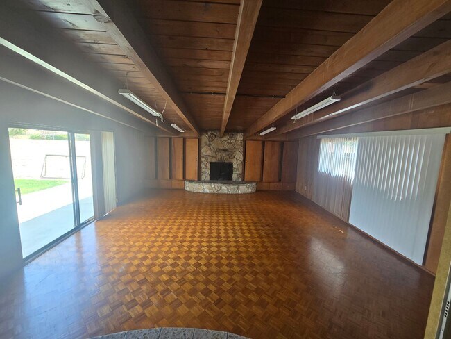 Foto del edificio - Cul-De-Sac Large 4 Bedroom 2 Bath Home w/F...