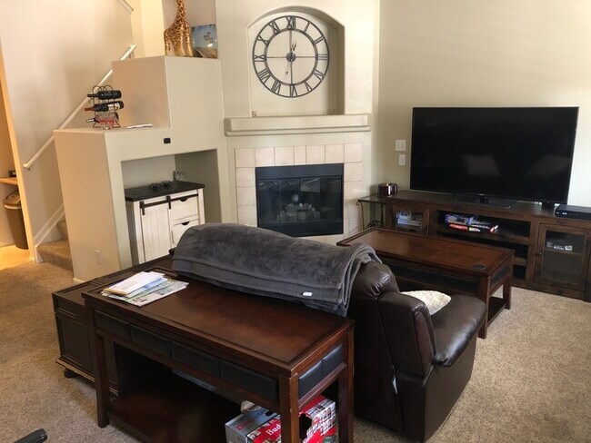 Building Photo - Beautiful Townhome in Stony Bridge Circle