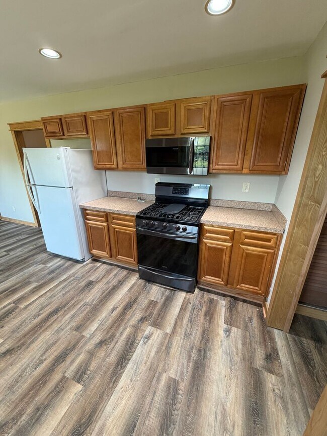 Foto del edificio - AVAILABLE Immediately - 2 Bedroom, 1 Bath Huge Yard