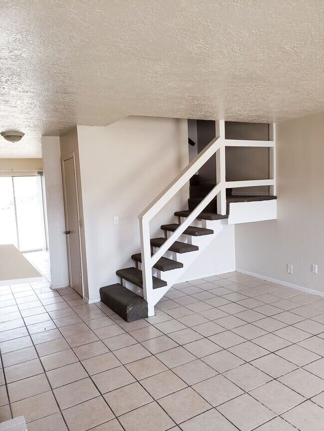 Building Photo - AVAILABLE NOW! 2 Bed/1.5 Bath Townhouse in...