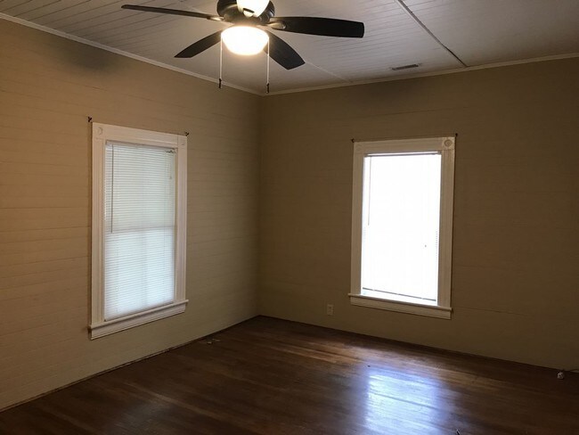 Building Photo - Cute Cottage in College Hill Two bedroom